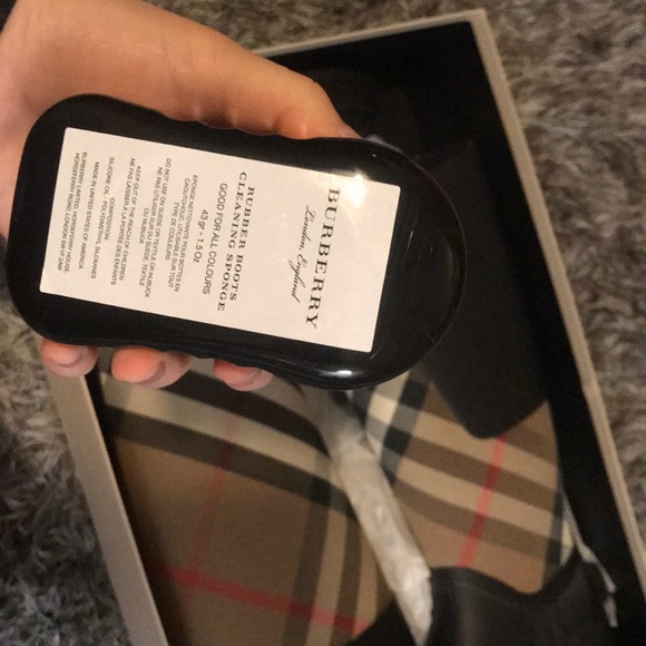 Burberry rainboots without box - Picture 2 of 3